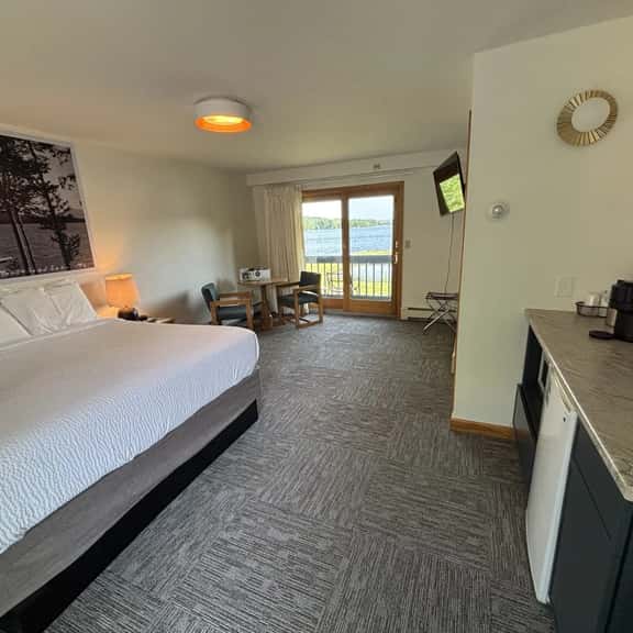 Juniper Motel - Pet Friendly-King Bed-Ground Floor- Room 21 - Image 1