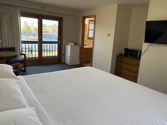 Juniper Motel-King-Pet Friendly-Upper Level-Room 15 - Image 2