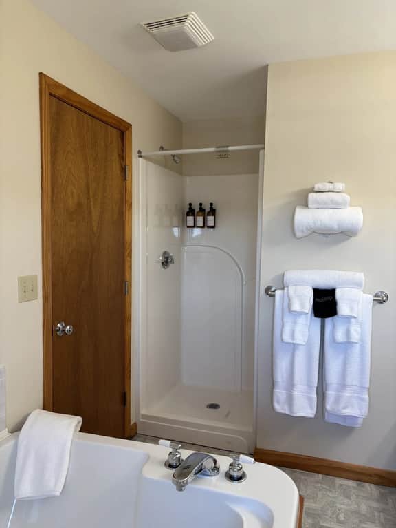 Juniper Motel - Pet Friendly-King Bed-Ground Floor- Room 21 - Image 3