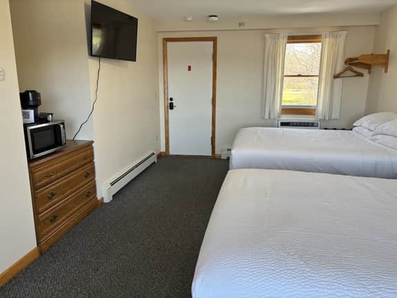 Juniper Motel *Double Queen*Pet Friendly*Balcony*Room 13 - Image 2