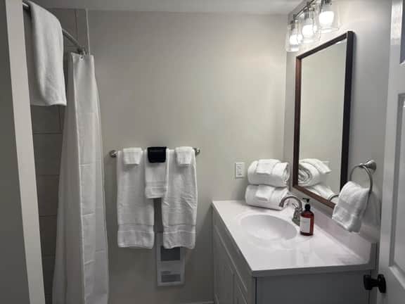 Juniper Motel-Deluxe Double Queen Suite-Pet Friendly-Kitchenette-Room 10 - Image 5