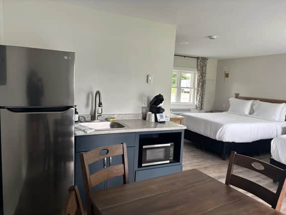 Juniper Motel-Deluxe Double Queen Suite-Pet Friendly-Kitchenette-Room 10 - Image 3