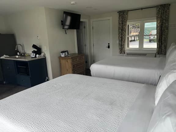 Juniper Motel-Deluxe Double Queen Suite-Pet Friendly-Kitchenette-Room 10 - Image 2