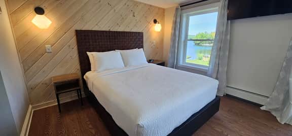 Juniper Motel-Deluxe Double Queen-Second Floor-Pet Friendly-Room 7 - Image 3
