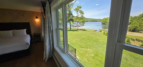 Juniper Motel-Deluxe Double Queen-Second Floor-Pet Friendly-Room 7 - Image 2