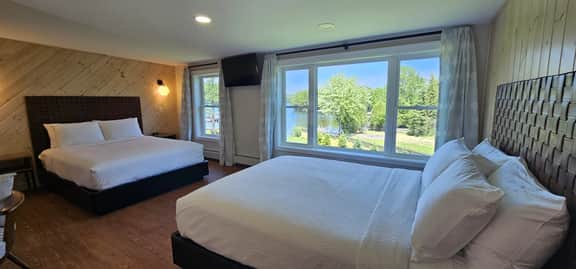 Juniper Motel-Deluxe Double Queen-Second Floor-Pet Friendly-Room 7 - Image 5