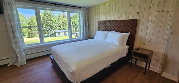 Juniper Motel-Deluxe Double Queen-Second Floor-Pet Friendly-Room 7 - Image 4