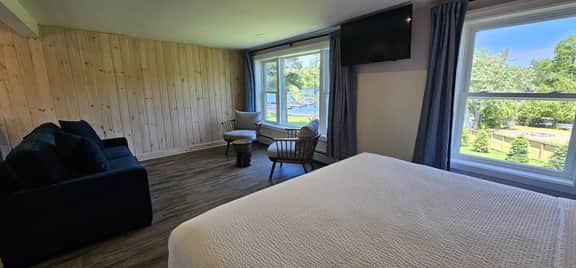 Juniper Motel-Deluxe King-Second Floor-Room 6 - Image 3