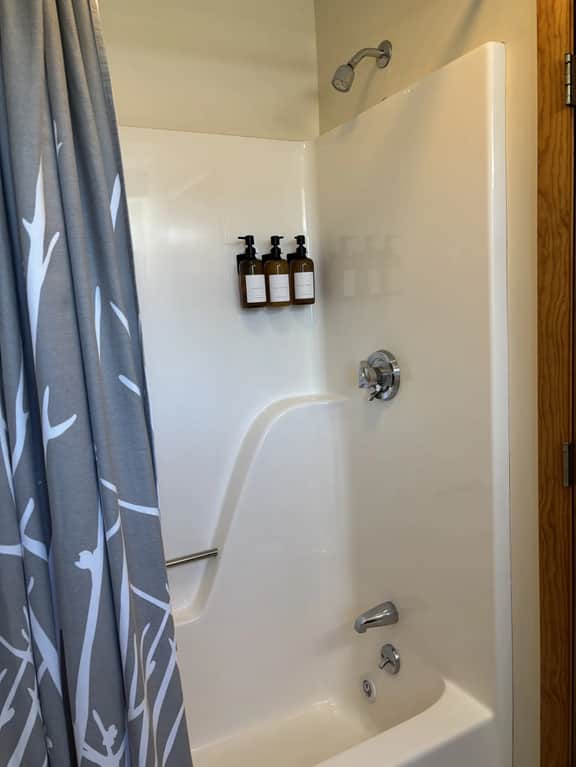 Juniper Motel-Double Queen-Pet Friendly- Ground Floor-Room 19 - Image 4