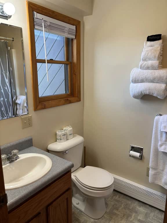 Juniper Motel-Double Queen-Pet Friendly-Ground Floor-Room 24 - Image 5