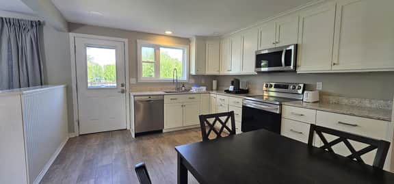 Juniper Motel-King Apartment-First Floor-Deck-Full Kitchen-Room 9 - Image 2