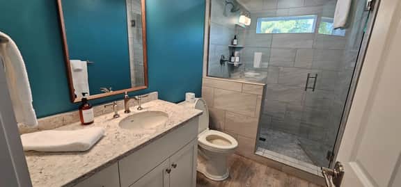 Juniper Motel-King Apartment-First Floor-Deck-Full Kitchen-Room 9 - Image 4
