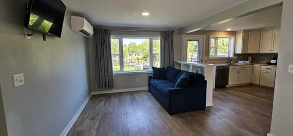 Juniper Motel-King Apartment-First Floor-Deck-Full Kitchen-Room 9 - Image 3