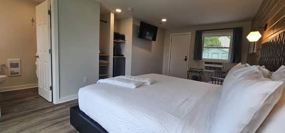 Juniper Motel-King Studio-Pet Friendly-Second Floor-Room 1 - Image 3