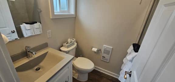 Juniper Motel-King Studio-Pet Friendly-Second Floor-Room 1 - Image 3