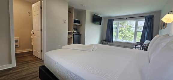 Juniper Motel-King Studio-Pet Friendly-Second Level-Room 2 - Image 2