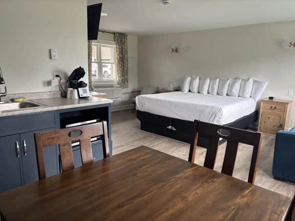 Juniper Motel-King Suite-Ground Floor-Room 12 - Image 4