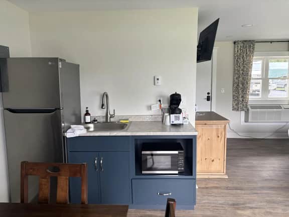 Juniper Motel-King Suite-Ground Floor-Room 12 - Image 3