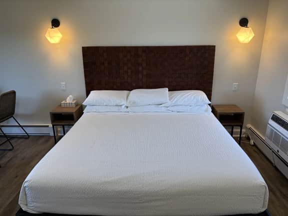 Juniper Motel-King Suite-Pet Friendly-Cooktop-Ground Floor-Room 22 - Image 3