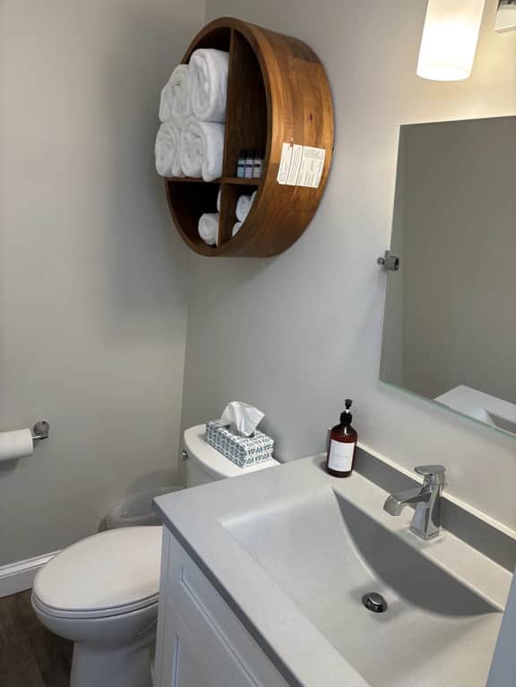 Juniper Motel-King Suite-Pet Friendly-Cooktop-Ground Floor-Room 22 - Image 5