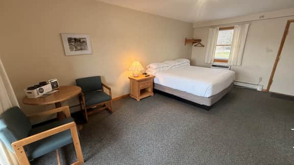 Juniper Motel-King-Jacuzzi-Balcony-Room 16 - Image 5