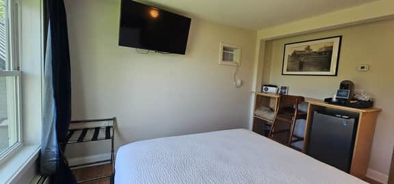 Juniper Motel-Lake Front-Single Queen-Second Floor-Room 8 - Image 4