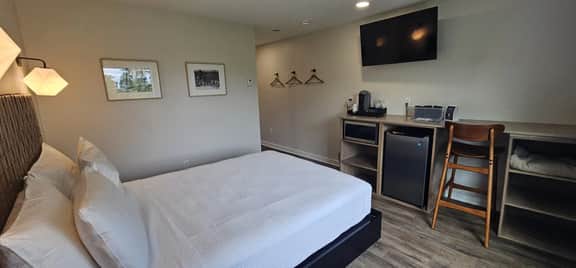 Juniper Motel-Single Queen-Studio-Second Floor-Room 3 - Image 3