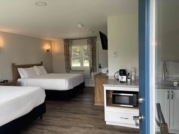Motel-Lake Front-Double Queen-Ground Floor-Handicap Accessible-Pet Friendly-Room 11 - Image 4