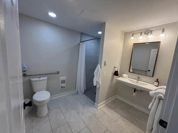Motel-Lake Front-Double Queen-Ground Floor-Handicap Accessible-Pet Friendly-Room 11 - Image 3