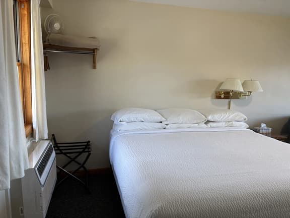 Juniper Motel-King-Pet Friendly-Upper Level-Room 15 - Image 1