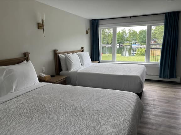Juniper Motel-Deluxe Double Queen Suite-Pet Friendly-Kitchenette-Room 10 - Image 1