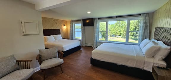 Juniper Motel-Deluxe Double Queen-Second Floor-Pet Friendly-Room 7 - Image 1