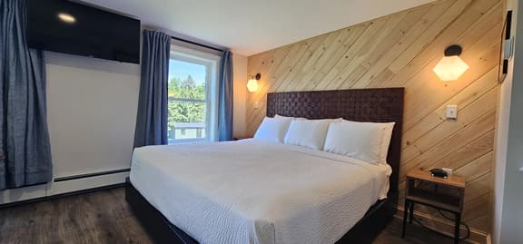 Juniper Motel-Deluxe King-Second Floor-Room 6 - Image 1