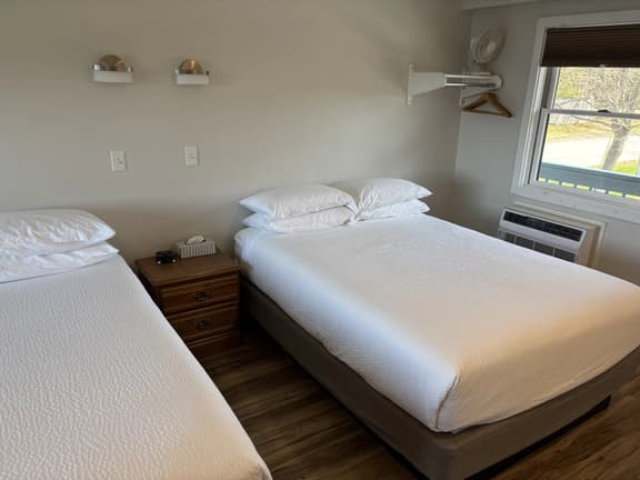 Juniper Motel-Double Queen-Pet Friendly-Balcony-Room 18 - Image 1