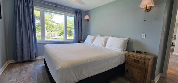 Juniper Motel-King Apartment-First Floor-Deck-Full Kitchen-Room 9 - Image 1
