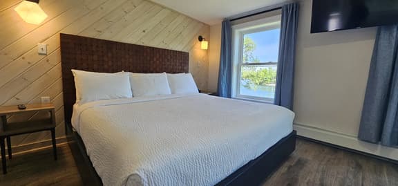 Juniper Motel-King Deluxe-Second Floor-Room 5 - Image 1
