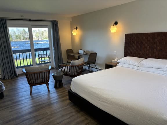 Juniper Motel-King Suite-Pet Friendly-Cooktop-Ground Floor-Room 22 - Image 1