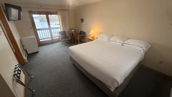 Juniper Motel-King-Jacuzzi-Balcony-Room 16 - Image 1