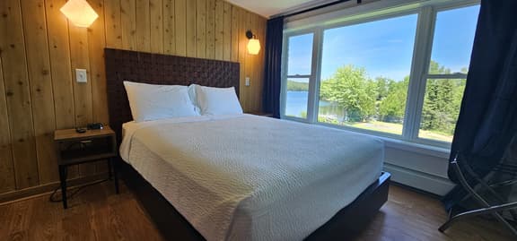 Juniper Motel-Lake Front-Single Queen-Second Floor-Room 8 - Image 1