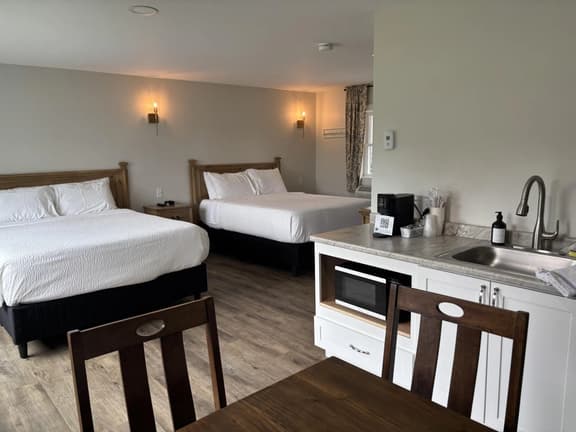 Motel-Lake Front-Double Queen-Ground Floor-Handicap Accessible-Pet Friendly-Room 11 - Image 1