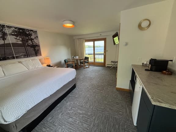 Juniper Motel - Pet Friendly-King Bed-Ground Floor- Room 21 - Image 1